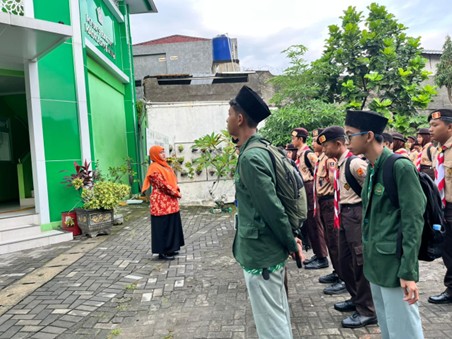 Kepala MTsN 9 Bantul Berikan Motivasi dan Doa Bersama bagi Siswa Peserta Lomba